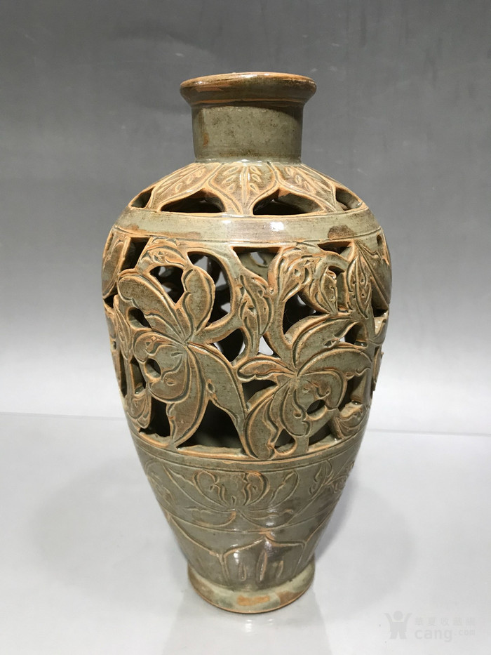 越窑青瓷镂空花瓶,花开富贵