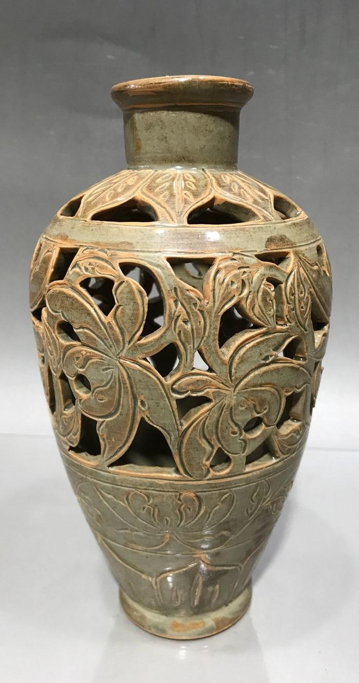 越窑青瓷镂空花瓶,花开富贵