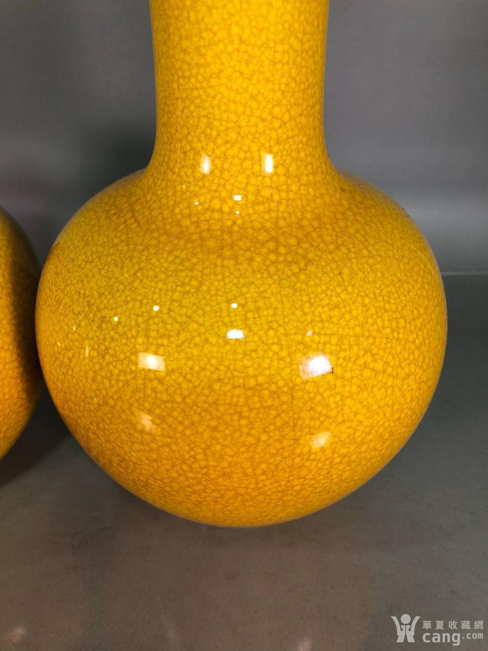 q代乾隆黄釉开片描金天球瓶