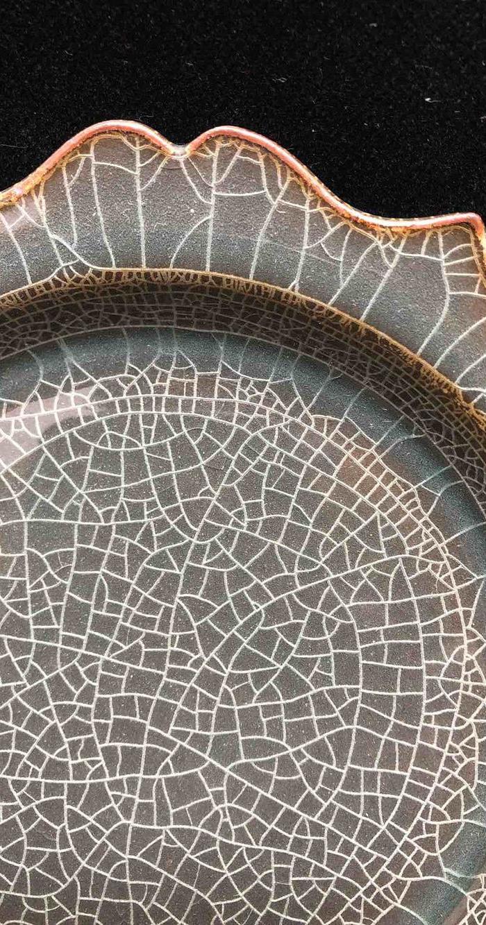 华夏古玩城 瓷器 其它 > 溪口官窑开片纹盘                   描述