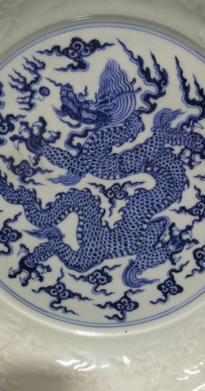 明宣德青花缠枝莲开光龙纹盘