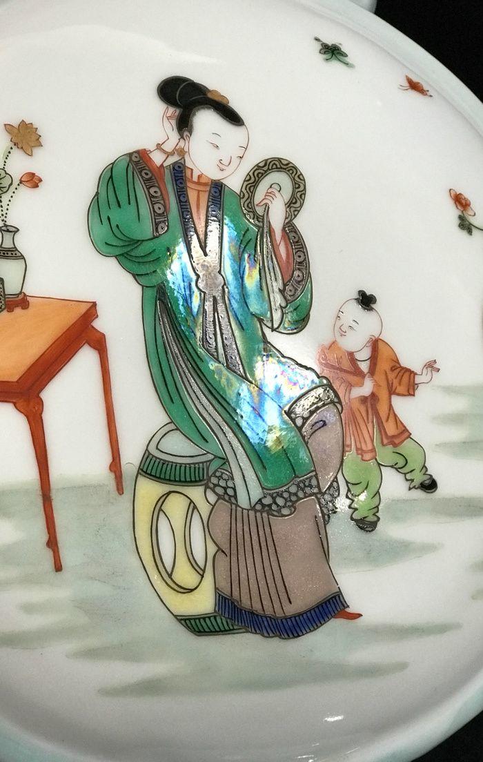 清康熙五彩人物美女携子抱月瓶