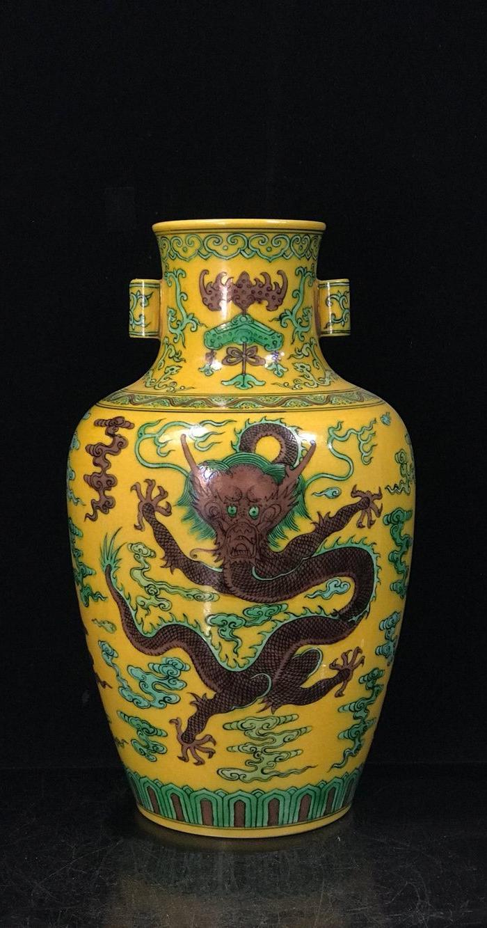 华夏古玩城 瓷器 其它 > 清乾隆素三彩龙纹贯耳瓶34.