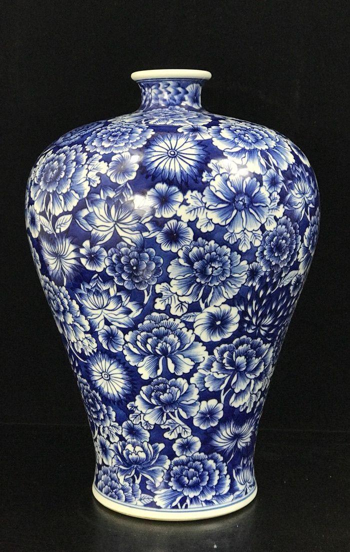 清乾隆青花万花梅瓶