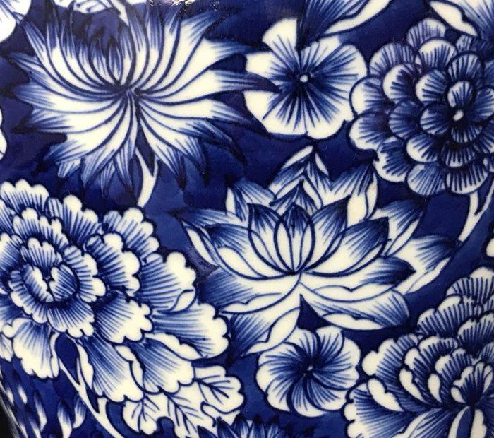 清乾隆青花万花梅瓶