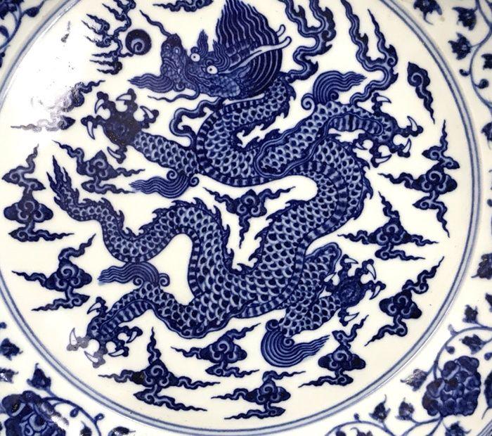 明宣德青花龙纹盘子