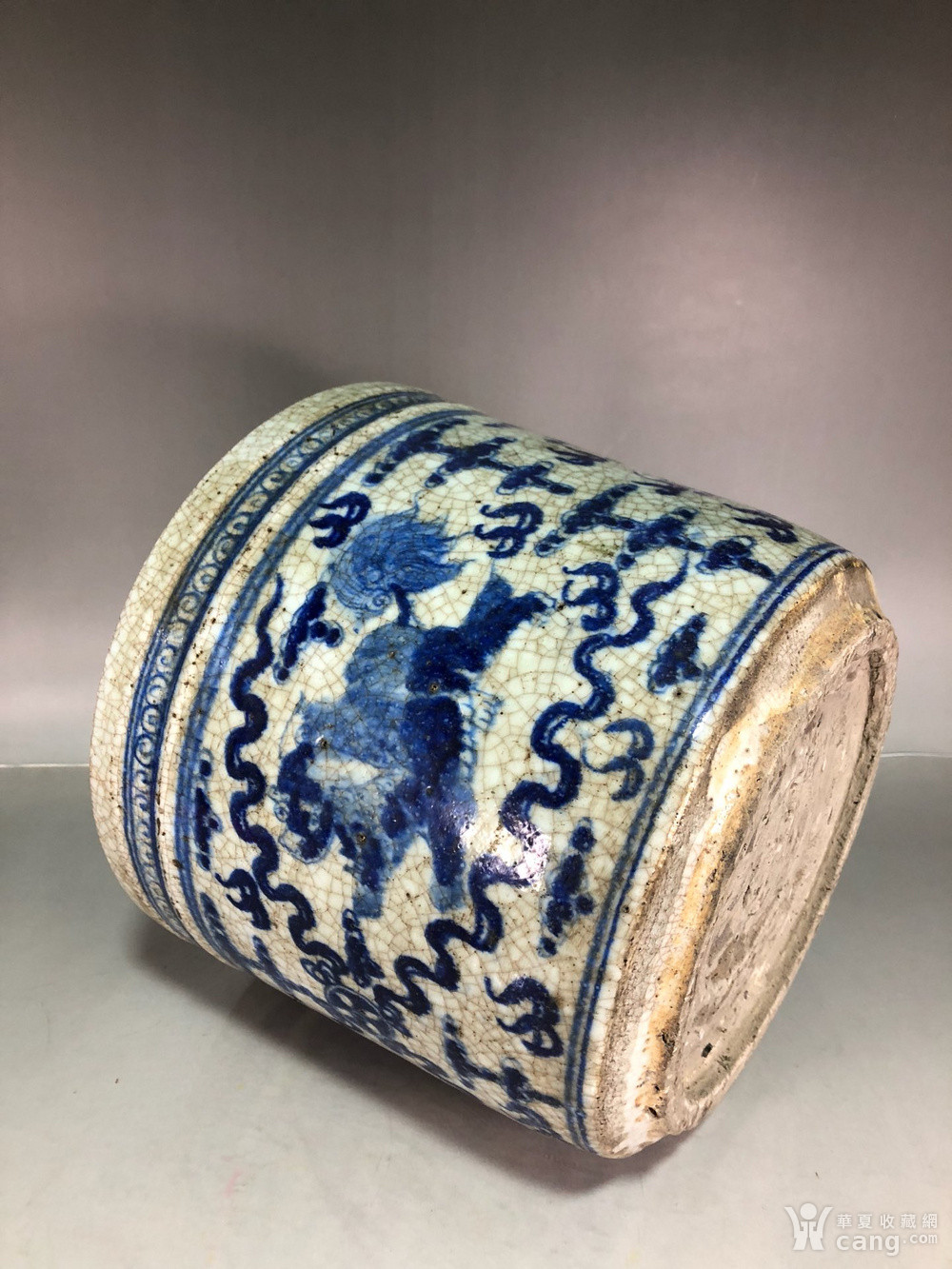 元代青花开片狮子滚绣球笔筒