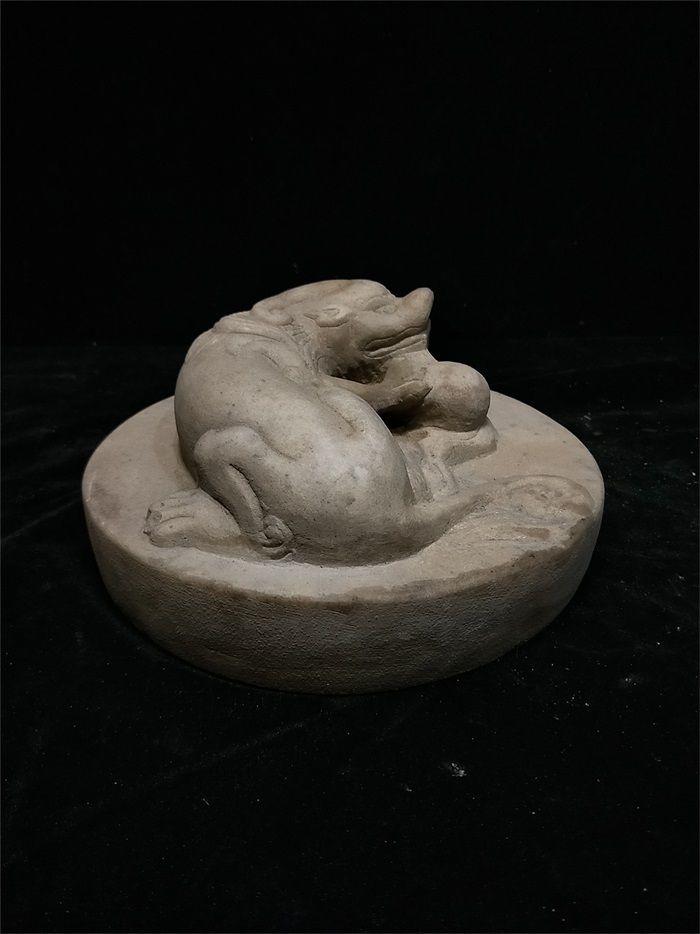 精美汉白玉瑞兽镇纸案头摆件