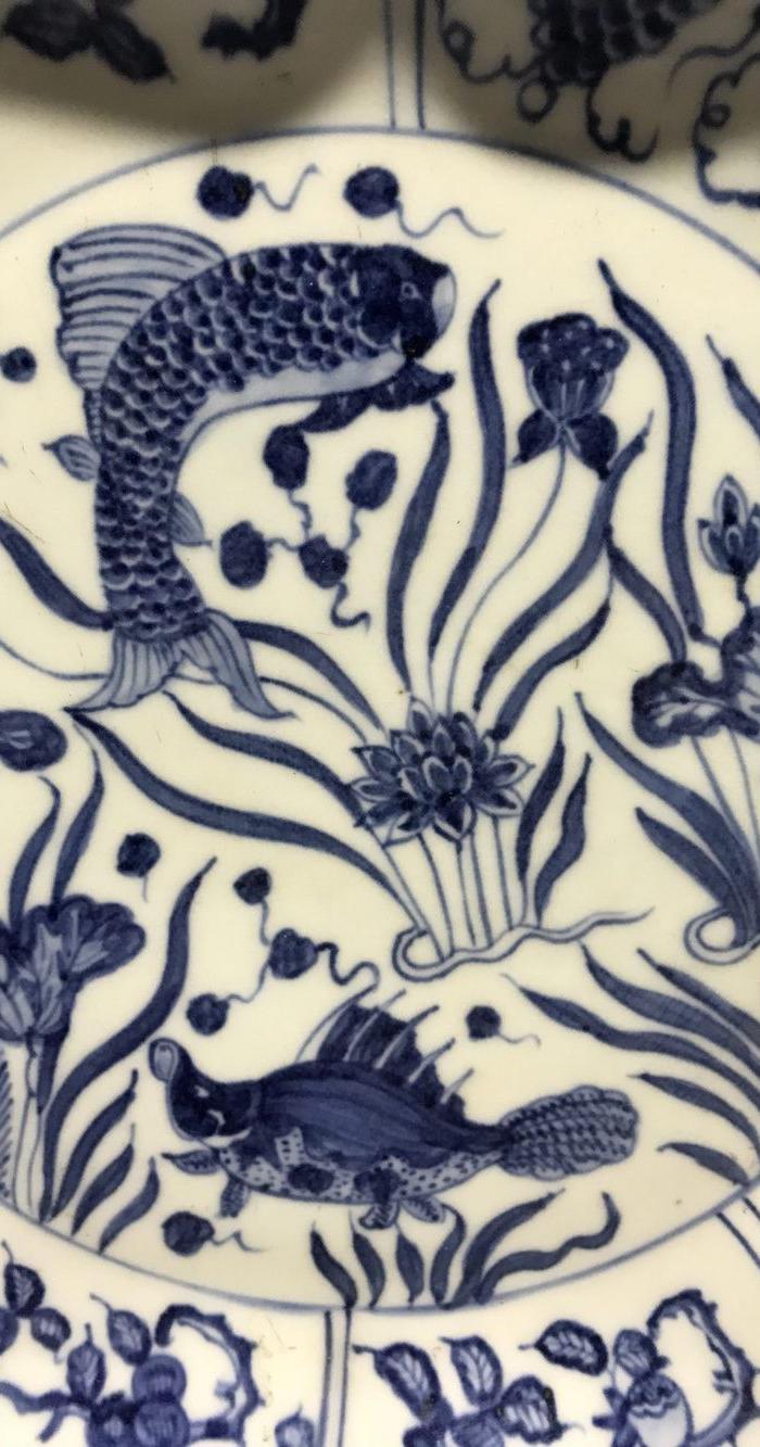 青花花边鱼藻纹盘子,年年有余