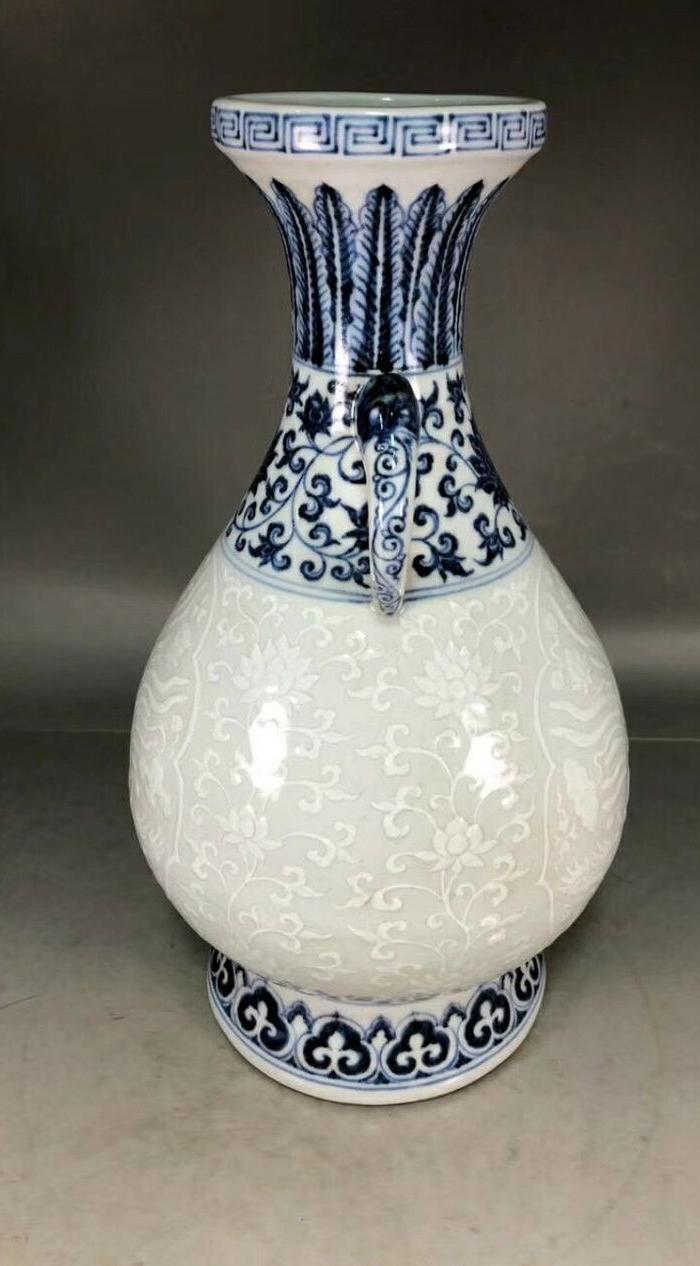 明代宣德青花豆青釉雕刻鸳鸯戏水双耳瓶