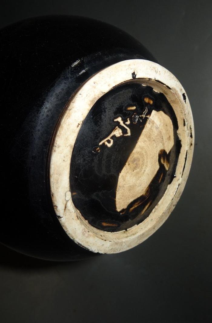 华夏古玩城 瓷器 高古 > 黑釉定窑长颈瓶 年代:宋代 表现形式:瓶 品相