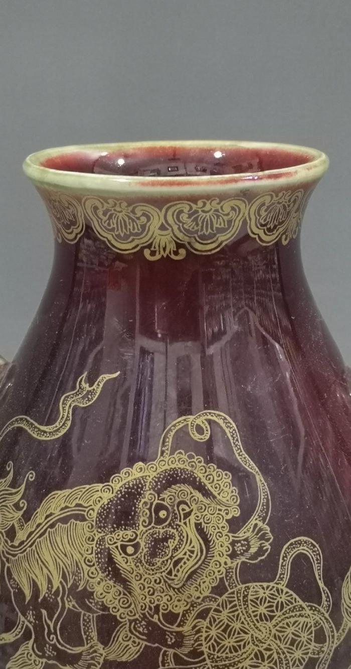 华夏古玩城 瓷器 其它 > 清乾隆单色釉郎红描金狮子滚绣球双耳瓶