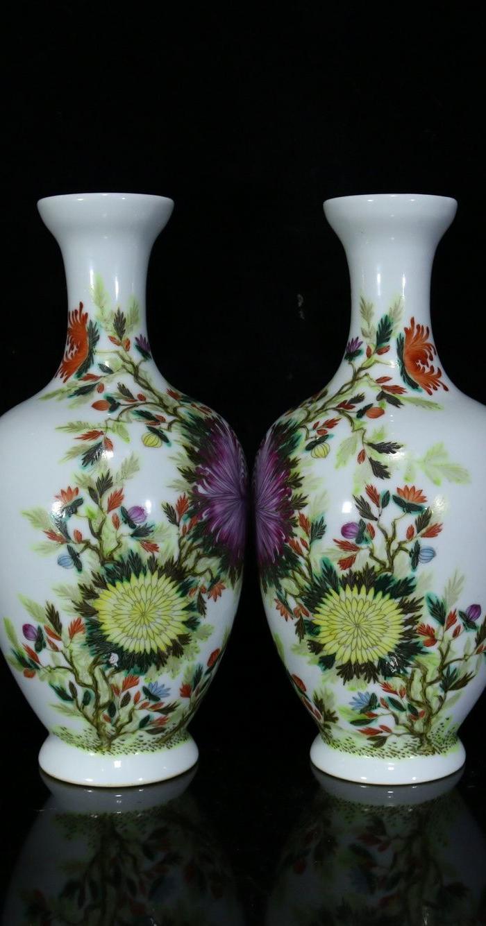 民国王步作粉彩菊花纹瓶