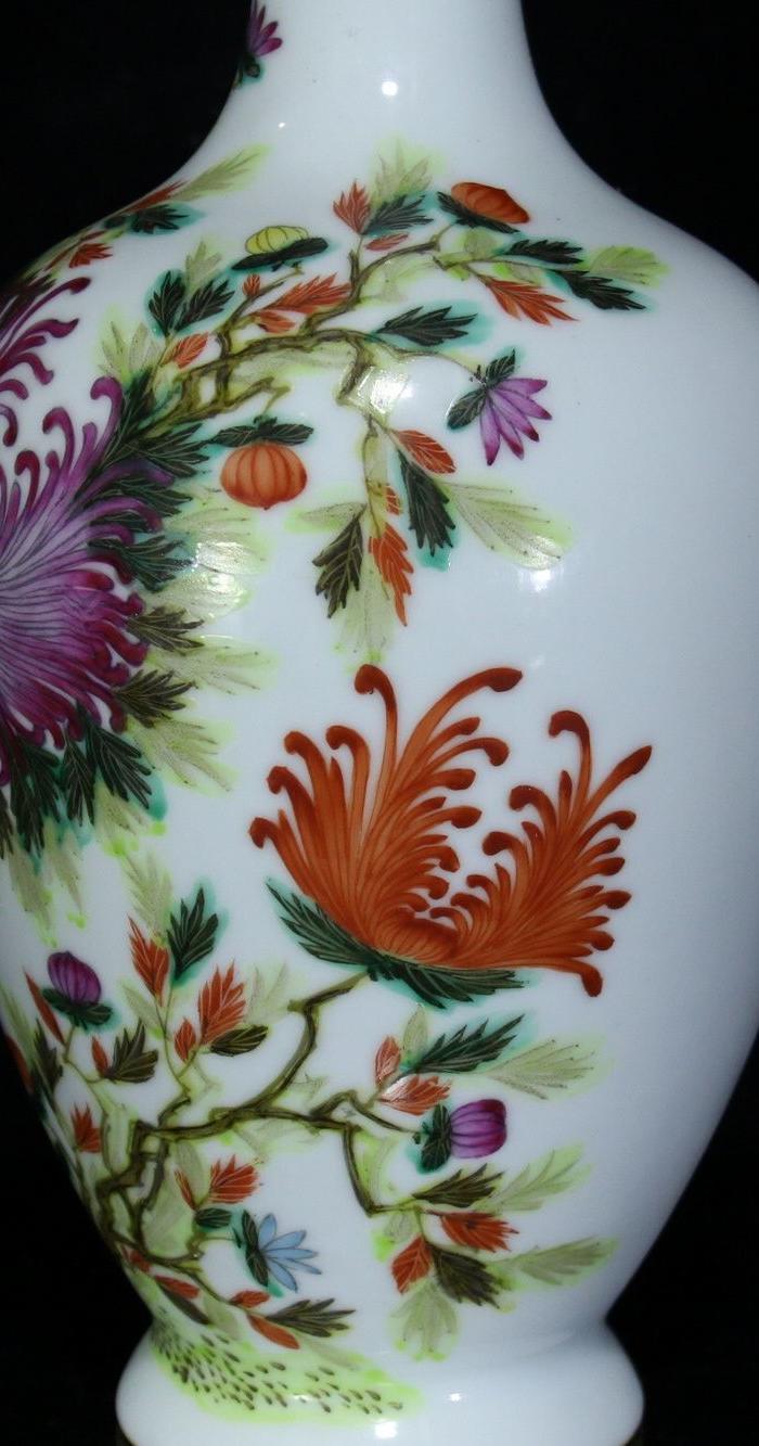 民国王步作粉彩菊花纹瓶