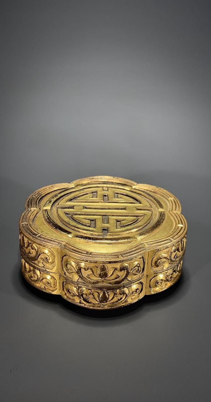 清代铜鎏金斩刻莲花宝相团寿盖盒 明清鎏金器金铜器皿清代粉盒