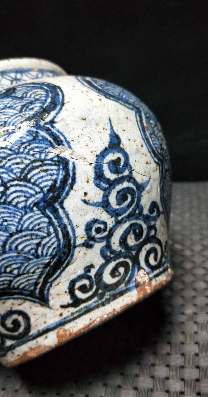 华夏古玩城 瓷器 其它 > 青花水纹罐                   描述