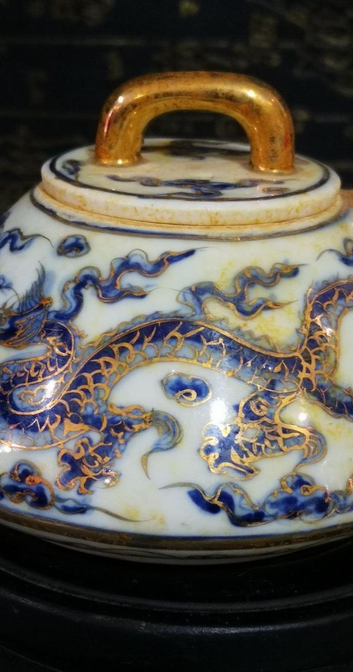 华夏古玩城 瓷器 其它 > 明成化描金青花龙纹壶
