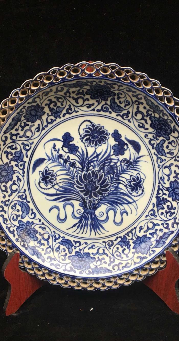 q代青花一束莲纹折沿镂空花边盘子