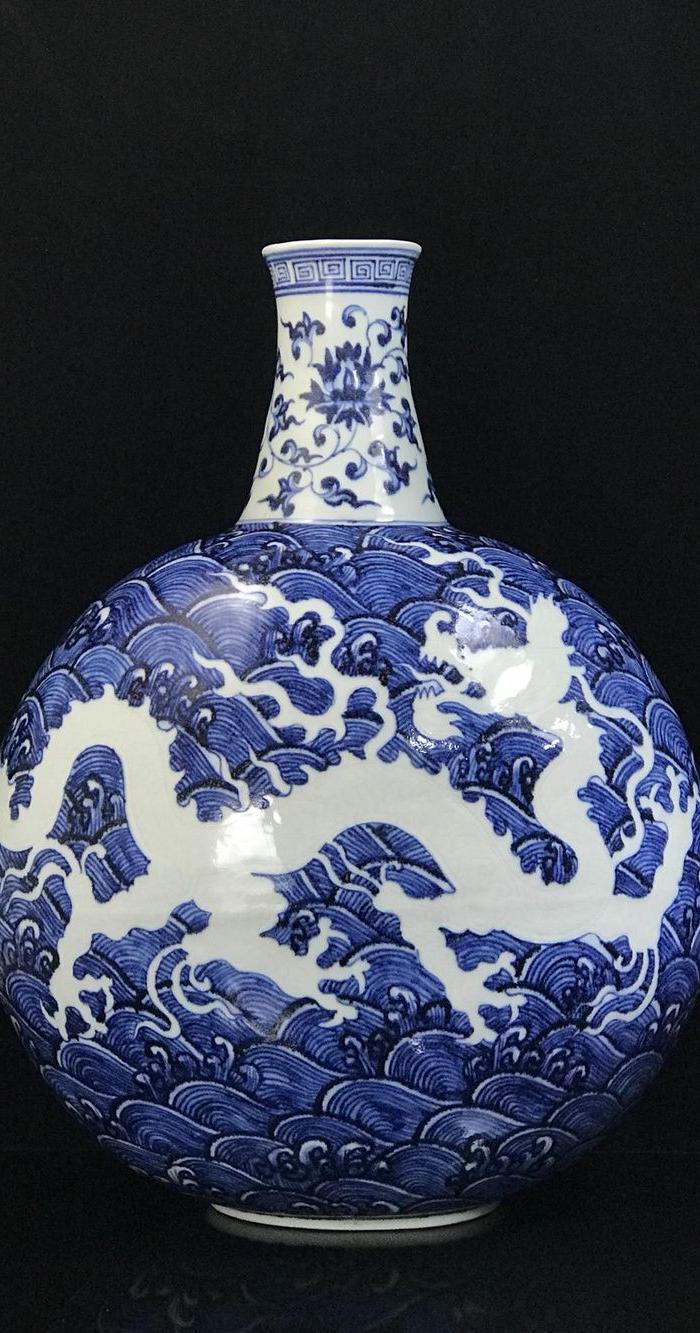 华夏古玩城 瓷器 其它 > 明永乐青花海水雕刻龙纹扁瓶46 34