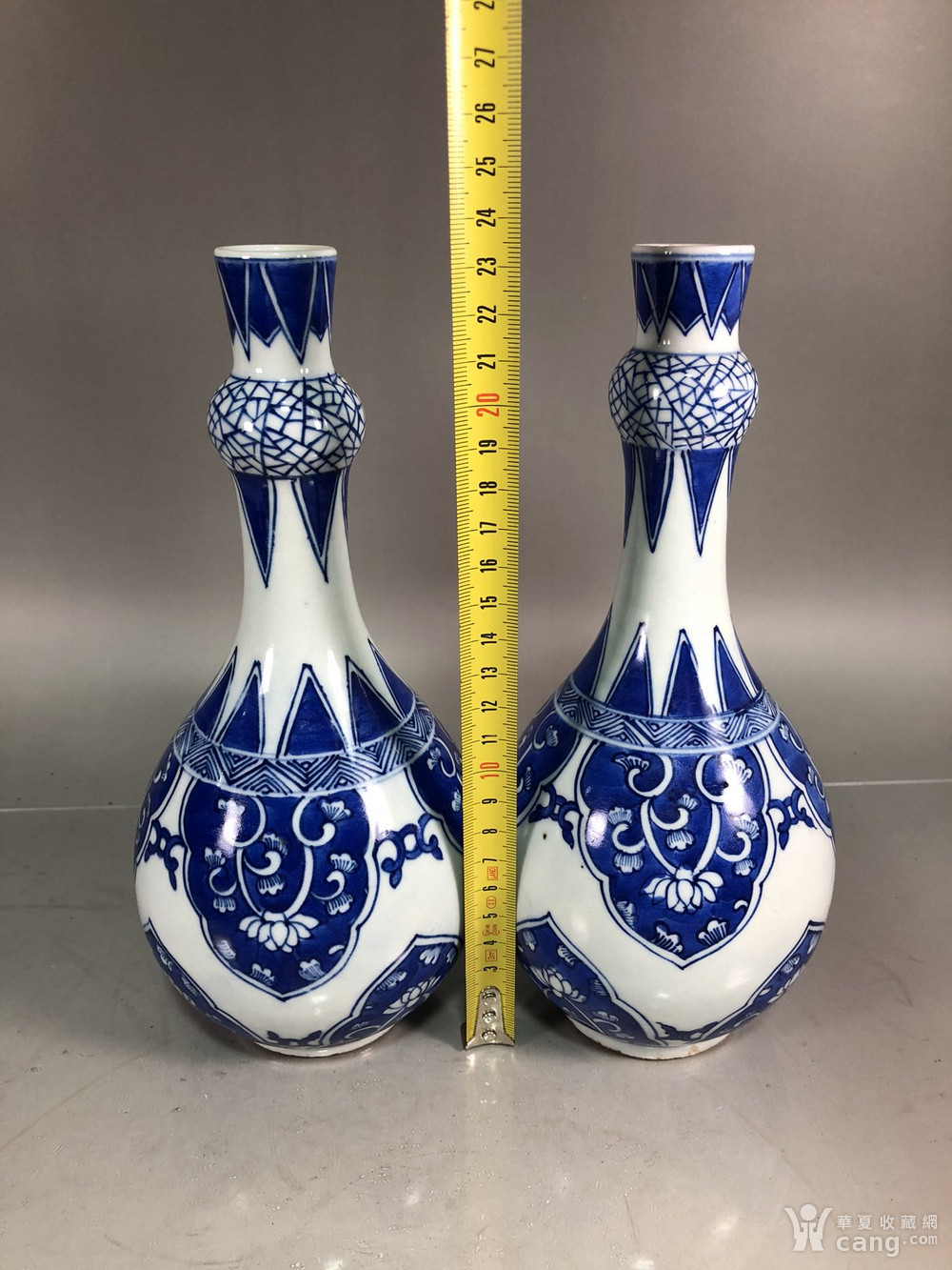 q代青花缠枝莲蒜头瓶