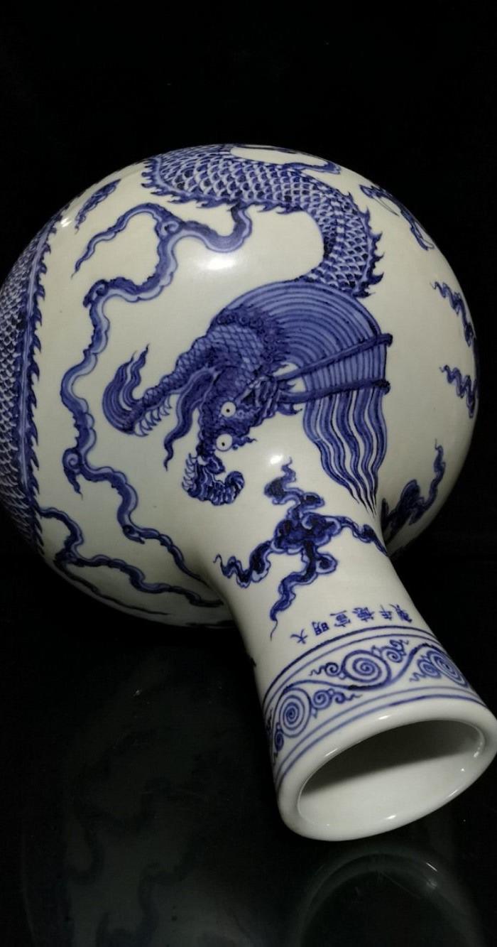 明宣德青花龙纹天球瓶