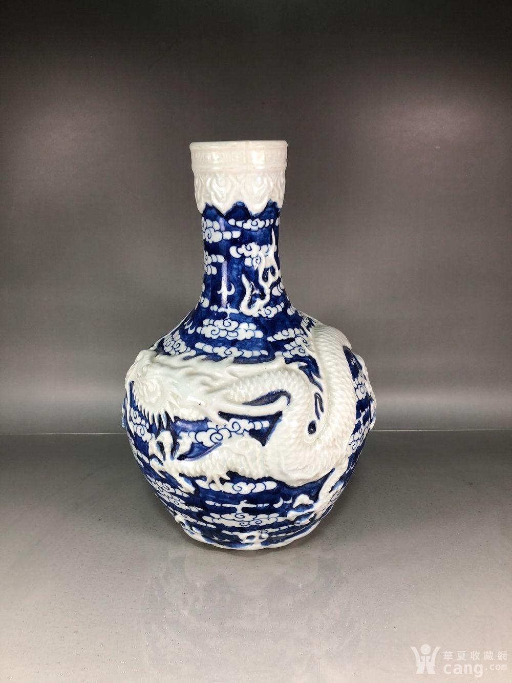 元代青花留白雕刻龙纹天球瓶