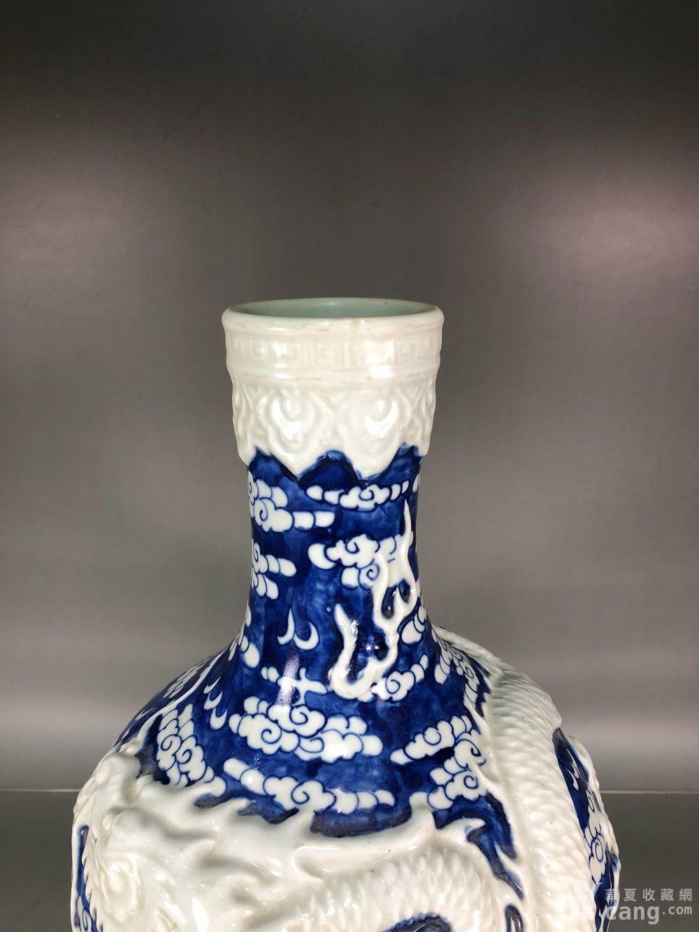 元代青花留白雕刻龙纹天球瓶