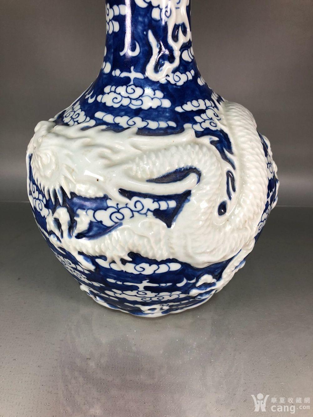 元代青花留白雕刻龙纹天球瓶