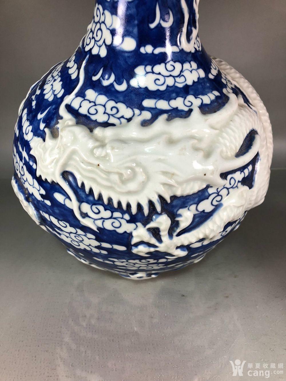 元代青花留白雕刻龙纹天球瓶