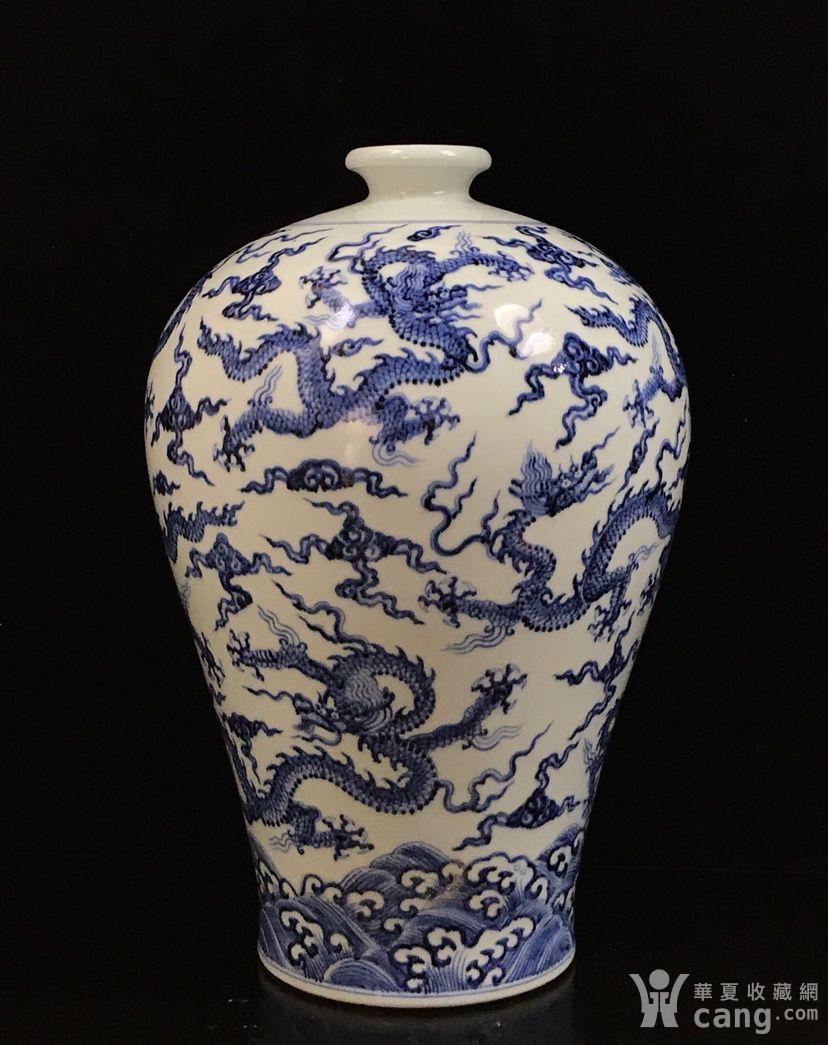 明青花九龙纹梅瓶