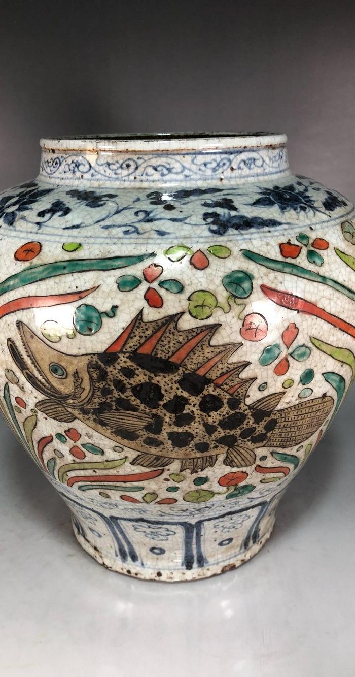 华夏古玩城 瓷器 其它 > 元代五彩开片鱼藻纹罐