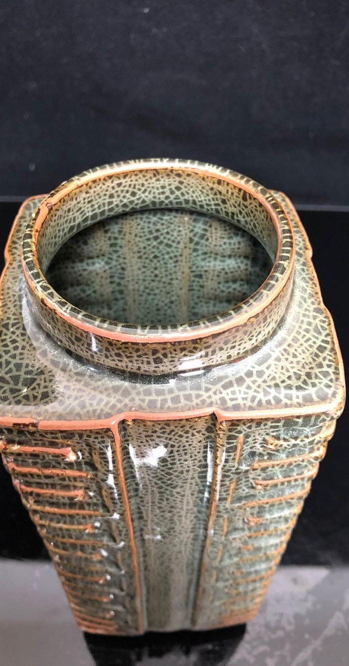 溪口官窑纹开片纹棕瓶