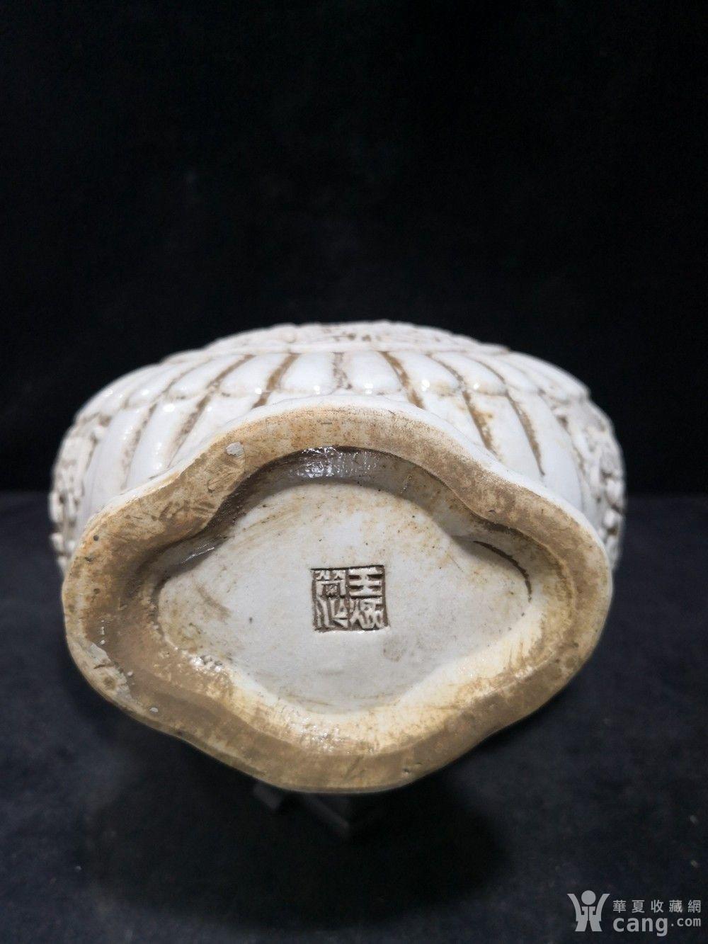 华夏古玩城 瓷器 其它 > 清 王炳荣浮雕开窗龙纹花瓶