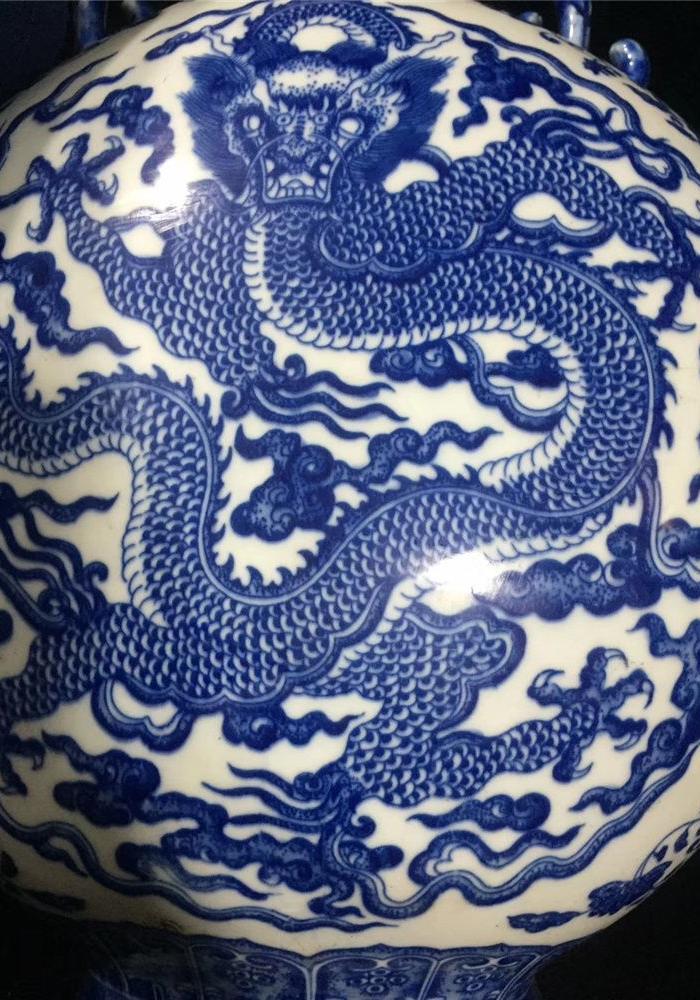 华夏古玩城 瓷器 明清 > 清乾隆 青花龙纹抱月瓶 年代:清中期 品相:全