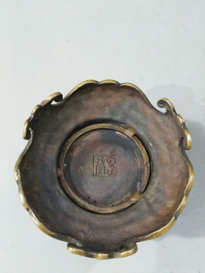 l黄铜云谷款 莲花熏香炉 一件