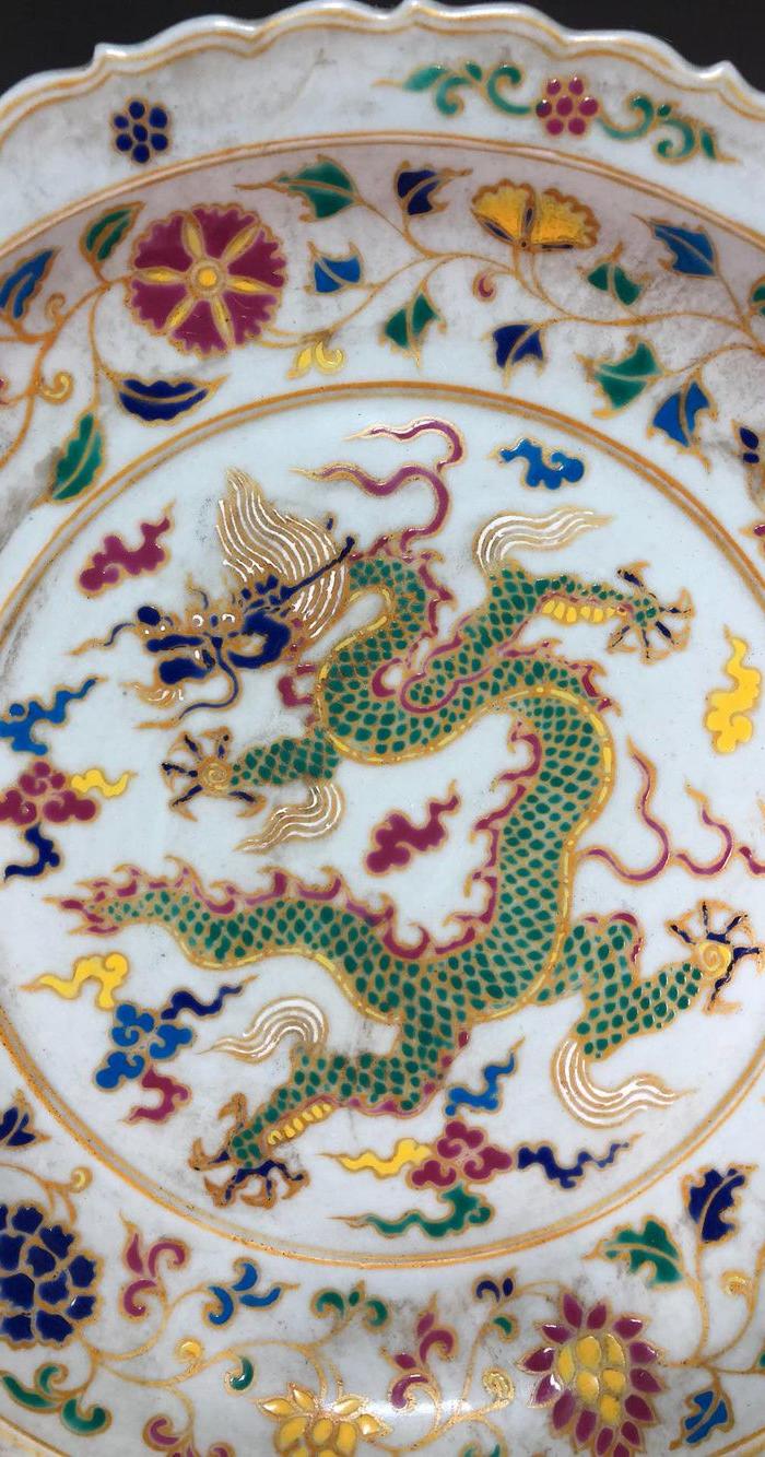 明代五彩描金龙纹花边盘