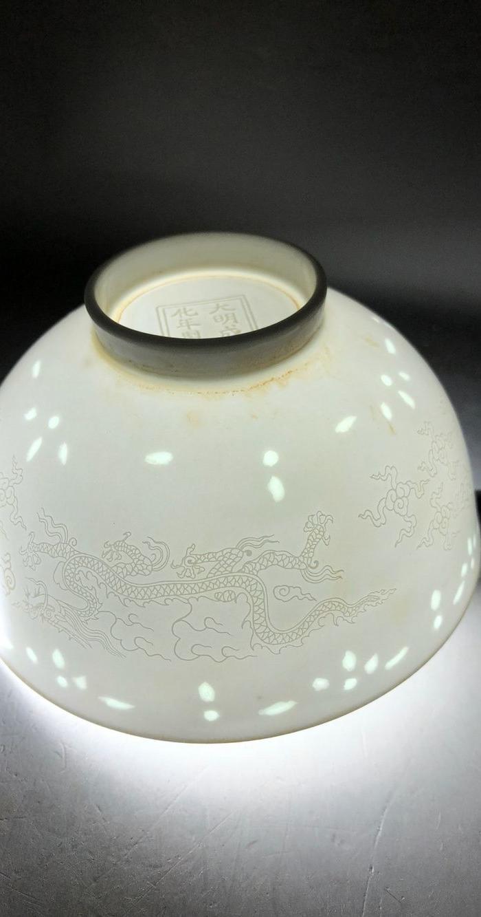 明代白瓷雕刻龙纹薄胎玲珑碗