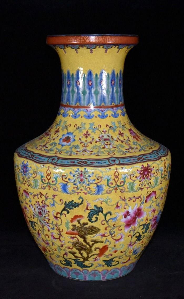 q代乾隆黄釉珐琅彩描金花卉赏瓶