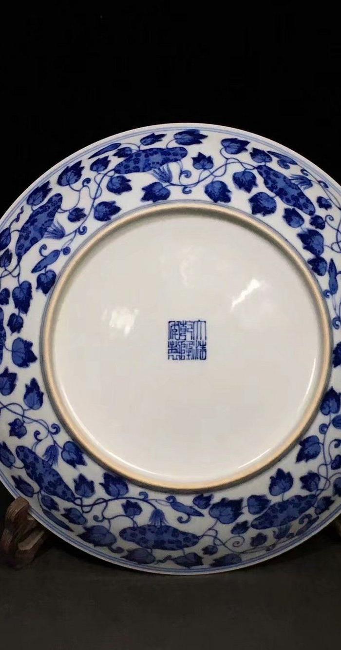 大清乾隆年制青花九桃盘