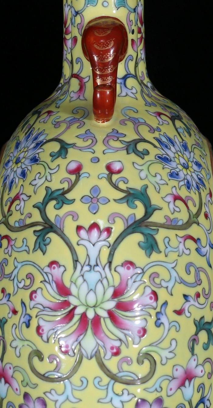 清乾隆粉彩人物故事纹三管瓶