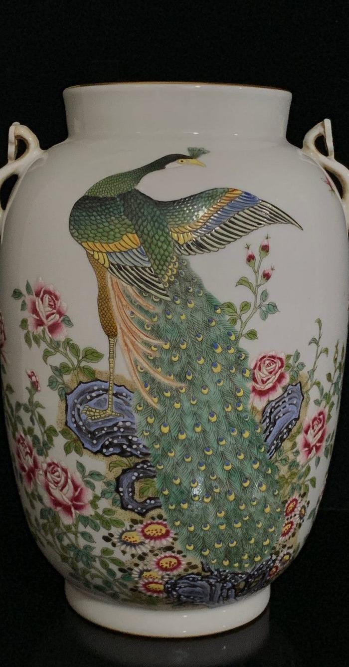 清乾隆古月轩珐琅彩花鸟孔雀戏牡丹如意罐
