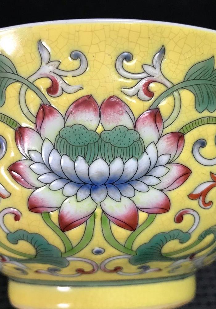 清雍正珐琅彩开窗花卉纹碗