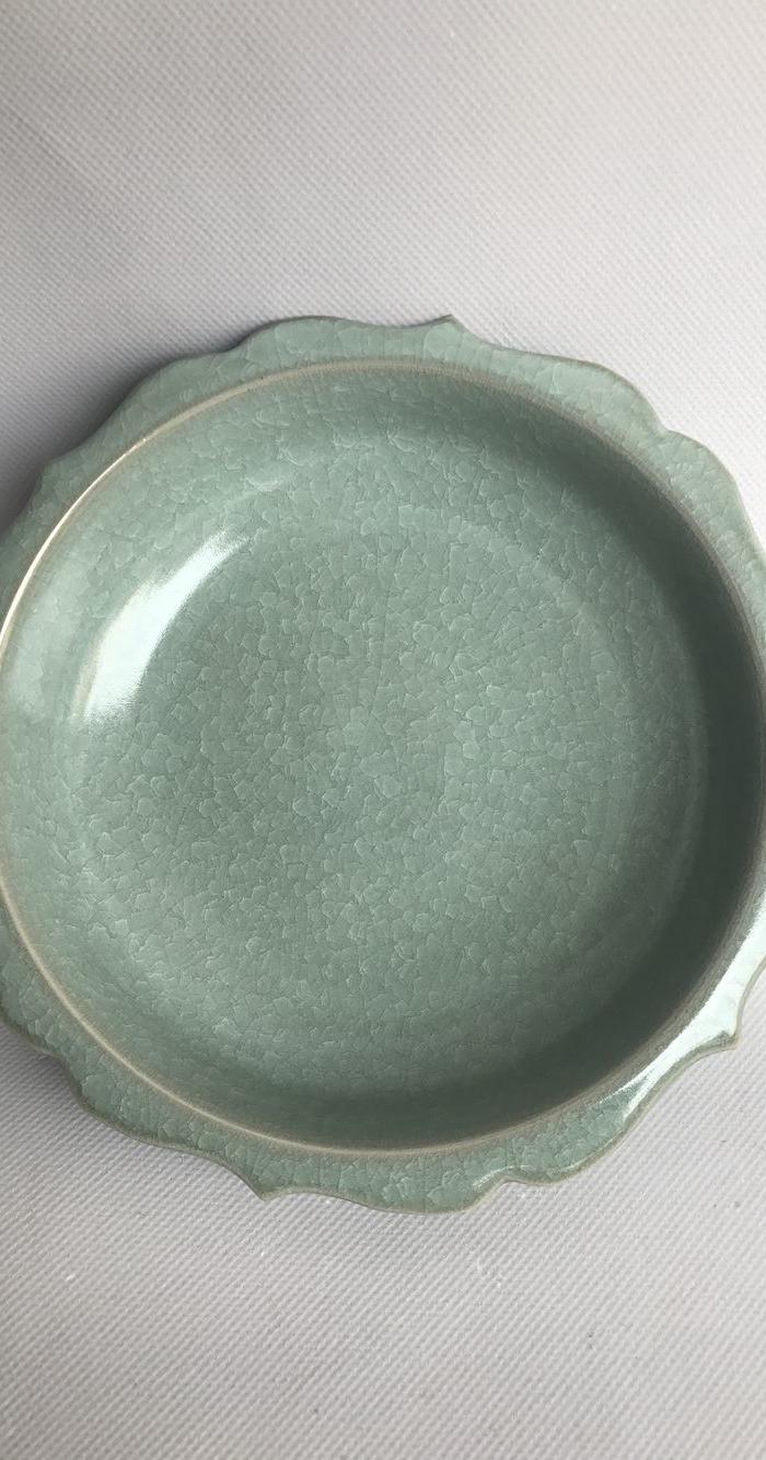 华夏古玩城 瓷器 高古 > 单色釉青瓷开片花口盘 年代:宋代 艺术类别
