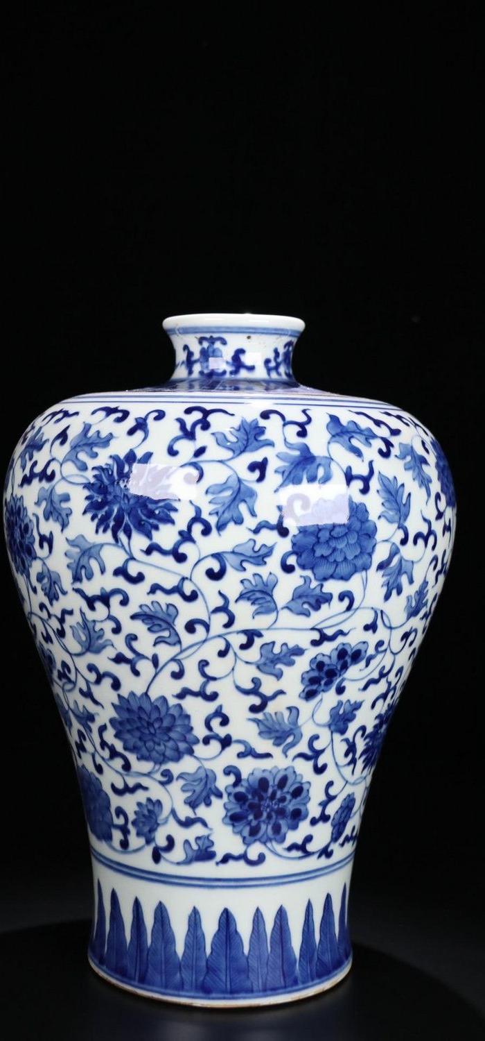 清代: 青花 缠枝莲宝相花纹 梅瓶