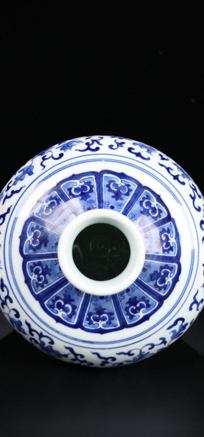 清代: 青花 缠枝莲宝相花纹 梅瓶