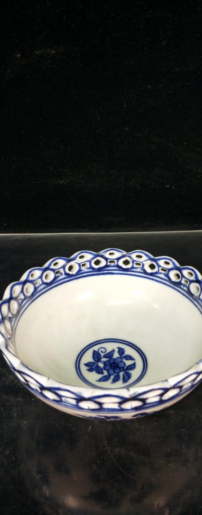 清青花花卉花边碗