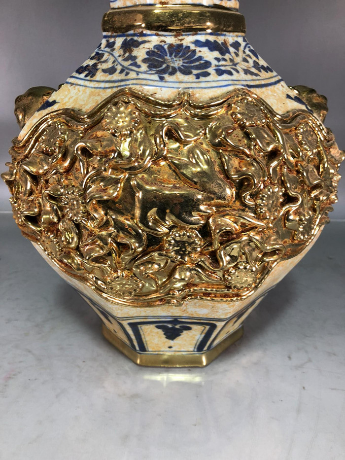 元代白浒孤窑青花鎏*刻捏花hsoutou八方罐