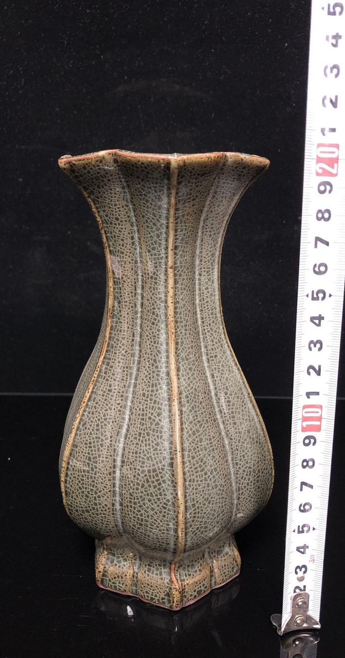 华夏古玩城 瓷器 其它 > 溪口官窑花瓶                   描述