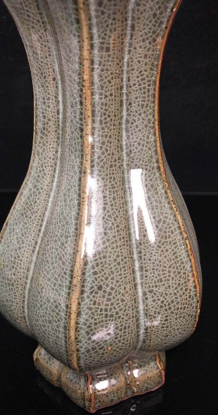 华夏古玩城 瓷器 其它 > 溪口官窑花瓶                   描述