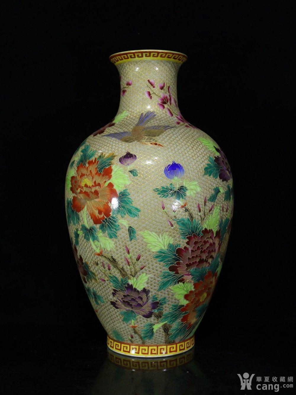 清乾隆珐琅彩刻画描金花鸟纹瓶